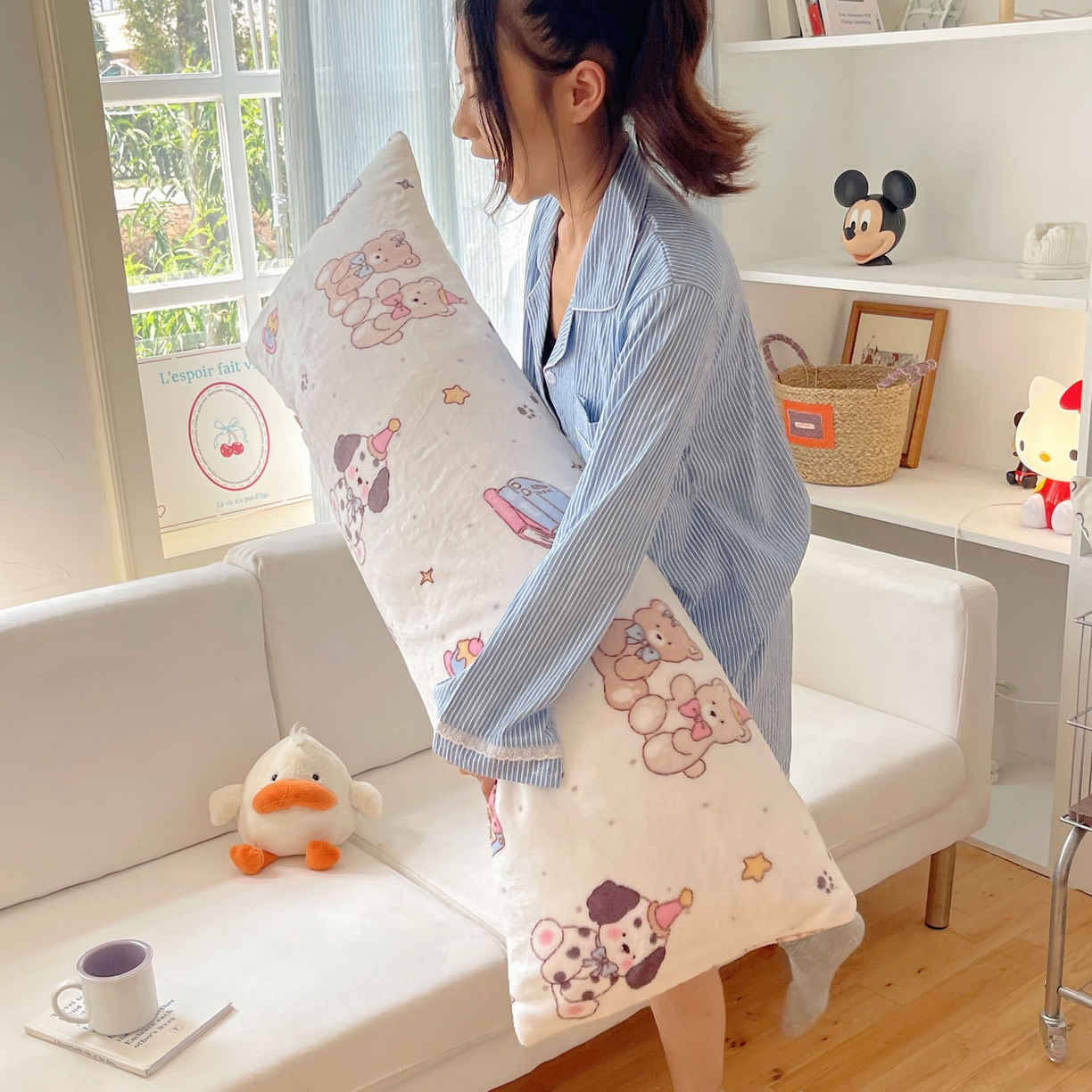 91家纺网 家纺一手货源 找家纺 六巷胡同 2025新款INS博主可爱风A类200g牛奶绒长条大抱枕 抱枕-磁带熊仔米