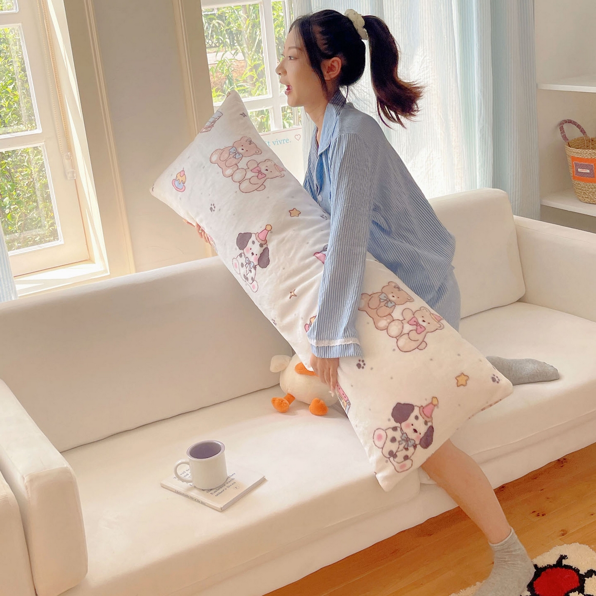 91家纺网 家纺一手货源 找家纺 六巷胡同 2025新款INS博主可爱风A类200g牛奶绒长条大抱枕 抱枕-磁带熊仔米