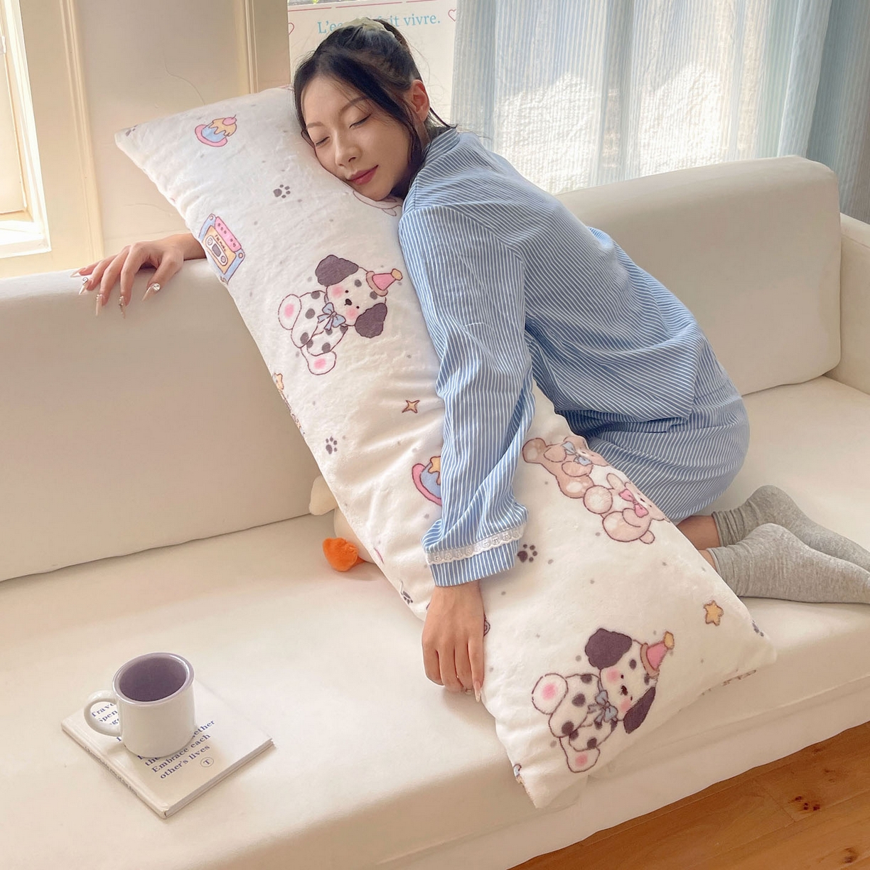 91家纺网 家纺一手货源 找家纺 六巷胡同 2025新款INS博主可爱风A类200g牛奶绒长条大抱枕 抱枕-磁带熊仔米