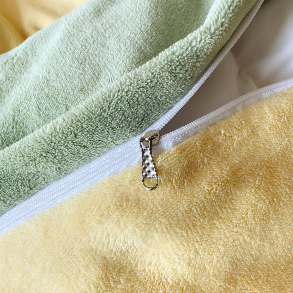 91家纺网 家纺一手货源 找家纺 ab家纺 2025新款纯色高克重牛奶绒双拼单被套 橄榄绿柠檬黄