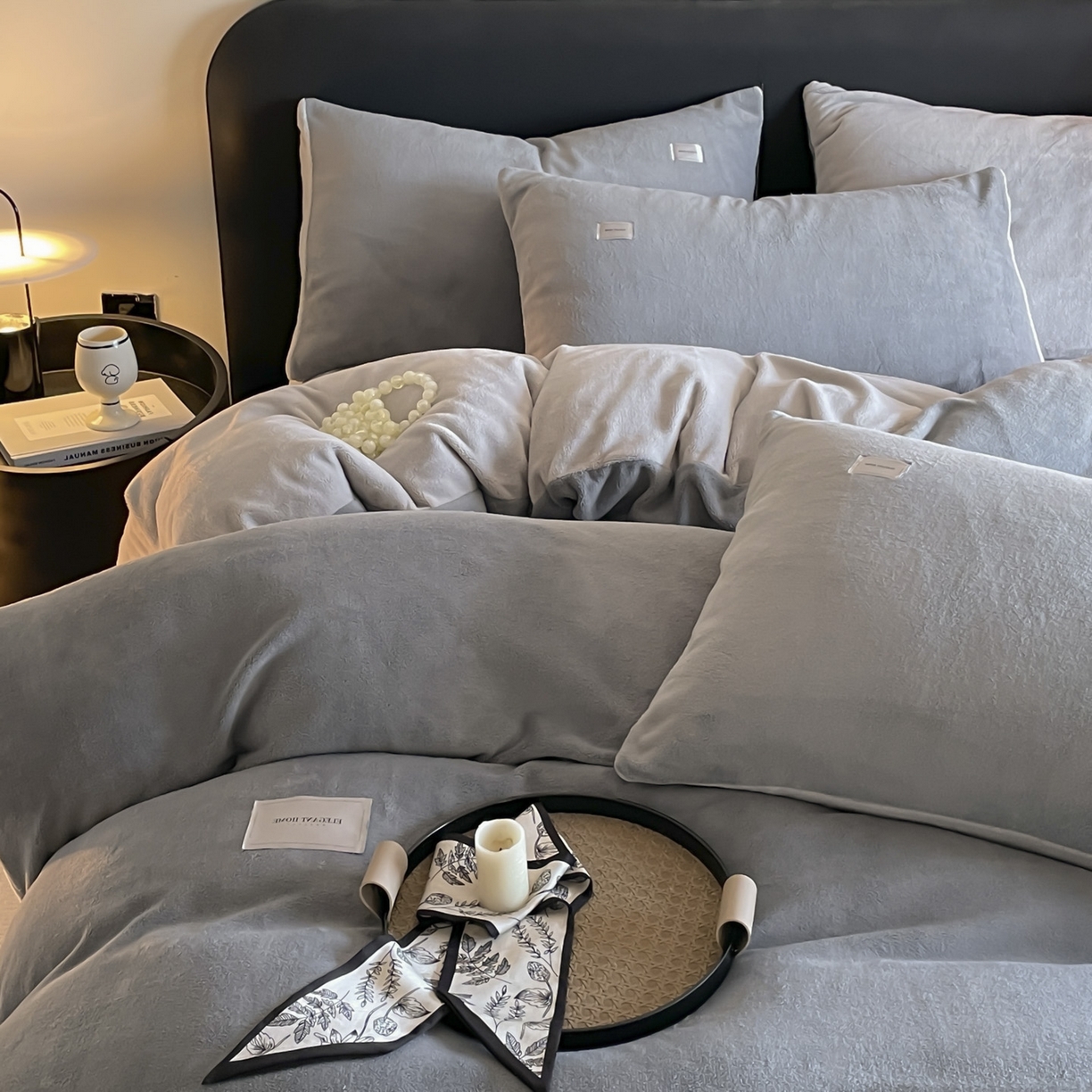 91家纺网 家纺一手货源 找家纺 ab家纺 2025新款纯色高克重牛奶绒双拼单被套 深灰浅灰