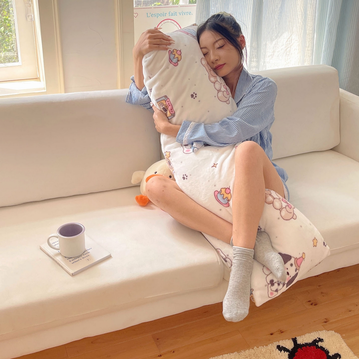 91家纺网 家纺一手货源 找家纺 六巷胡同 2025新款INS博主可爱风A类200g牛奶绒长条大抱枕 抱枕-磁带熊仔米