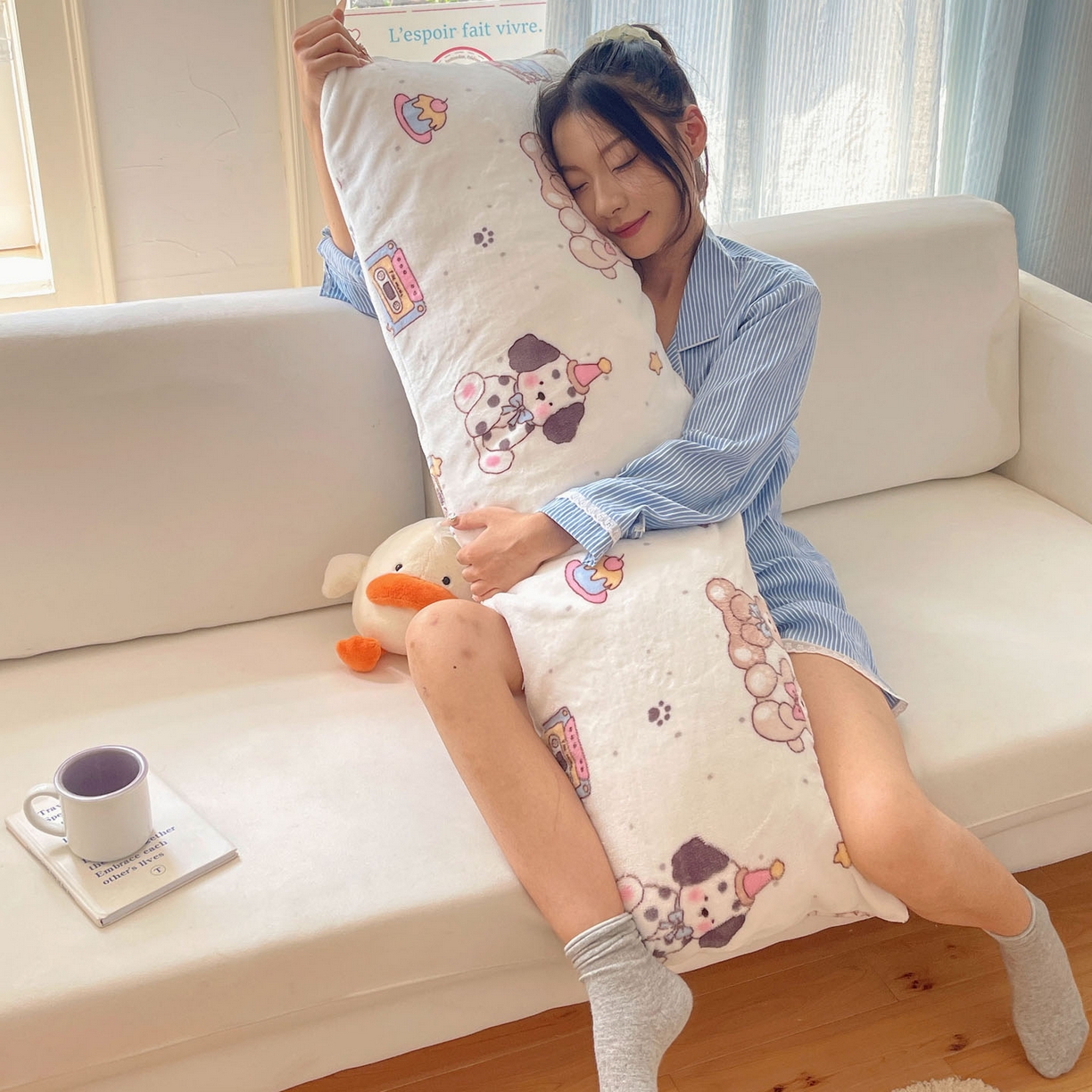 91家纺网 家纺一手货源 找家纺 六巷胡同 2025新款INS博主可爱风A类200g牛奶绒长条大抱枕 抱枕-磁带熊仔米