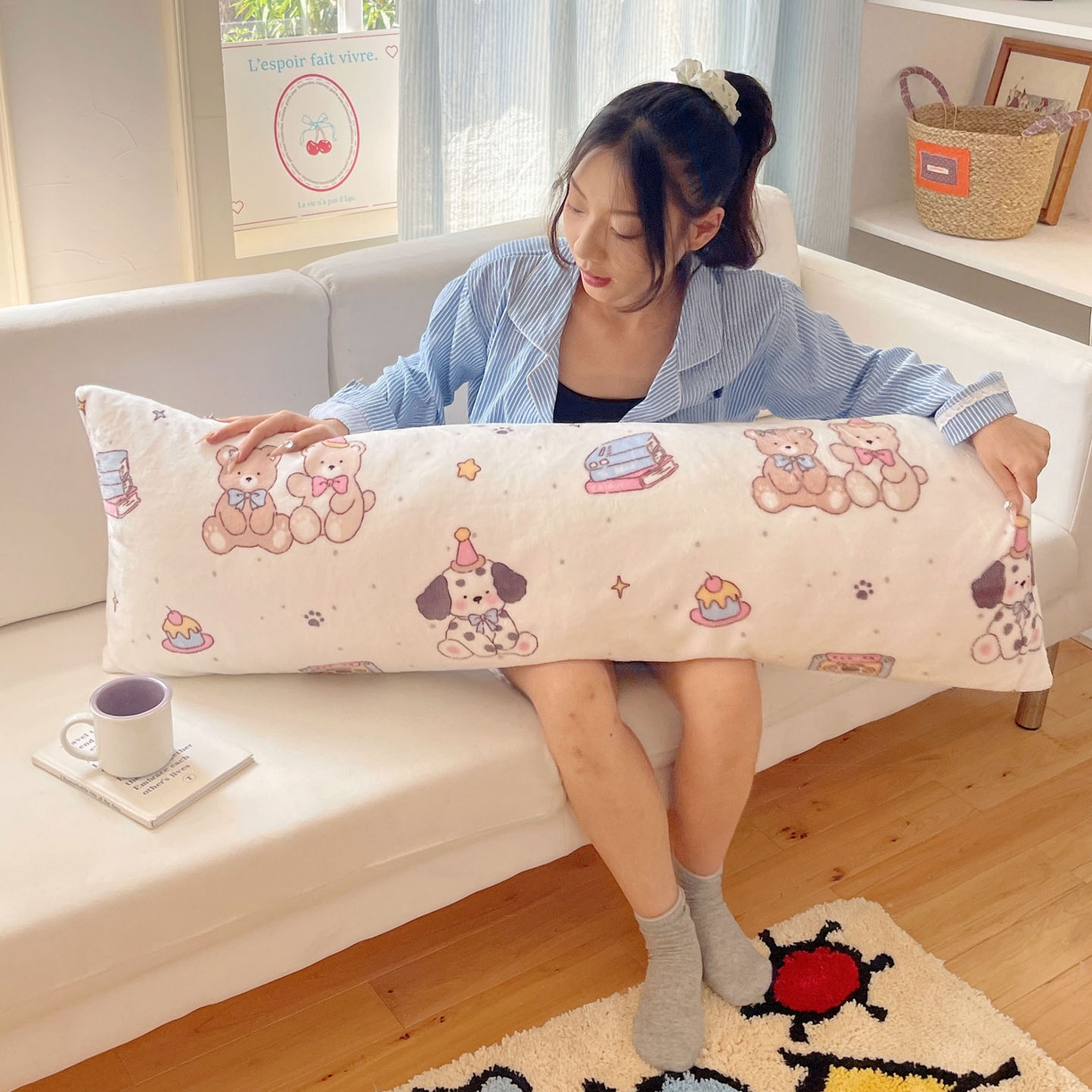 91家纺网 家纺一手货源 找家纺 六巷胡同 2025新款INS博主可爱风A类200g牛奶绒长条大抱枕 抱枕-磁带熊仔米