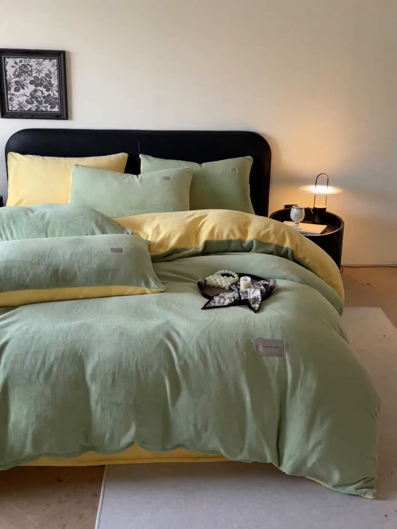 91家纺网 家纺一手货源 找家纺 ab家纺 2025新款纯色高克重牛奶绒双拼单被套 橄榄绿柠檬黄