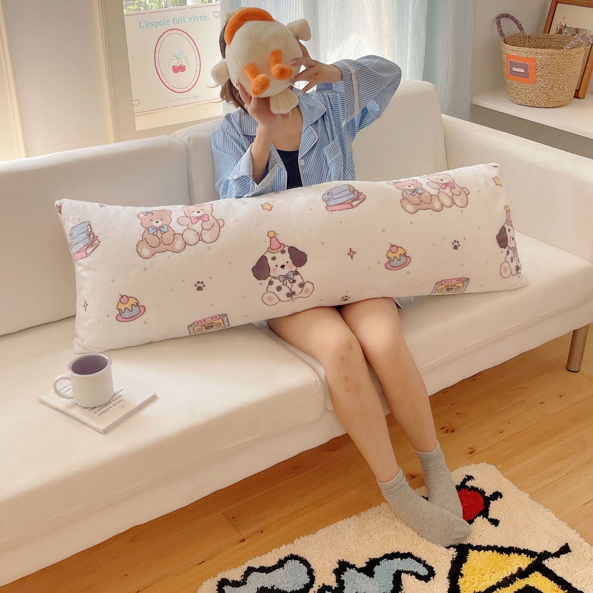 91家纺网 家纺一手货源 找家纺 六巷胡同 2025新款INS博主可爱风A类200g牛奶绒长条大抱枕 抱枕-磁带熊仔米