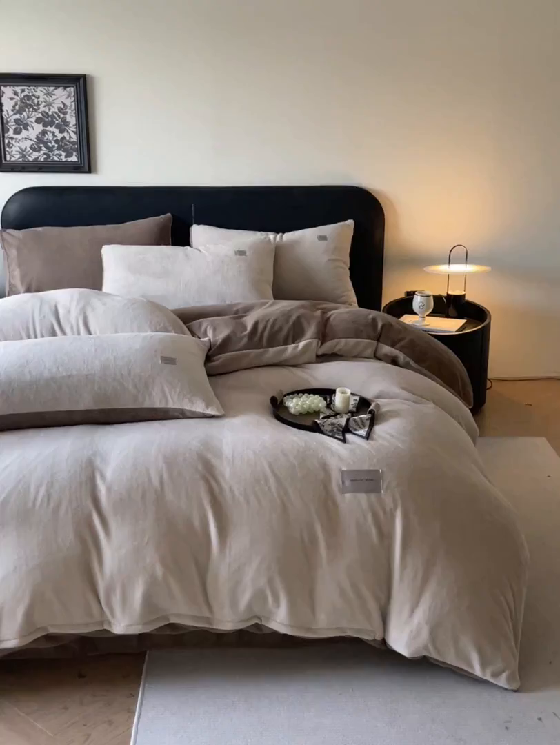 91家纺网 家纺一手货源 找家纺 ab家纺 2025新款纯色高克重牛奶绒双拼单被套 米咖