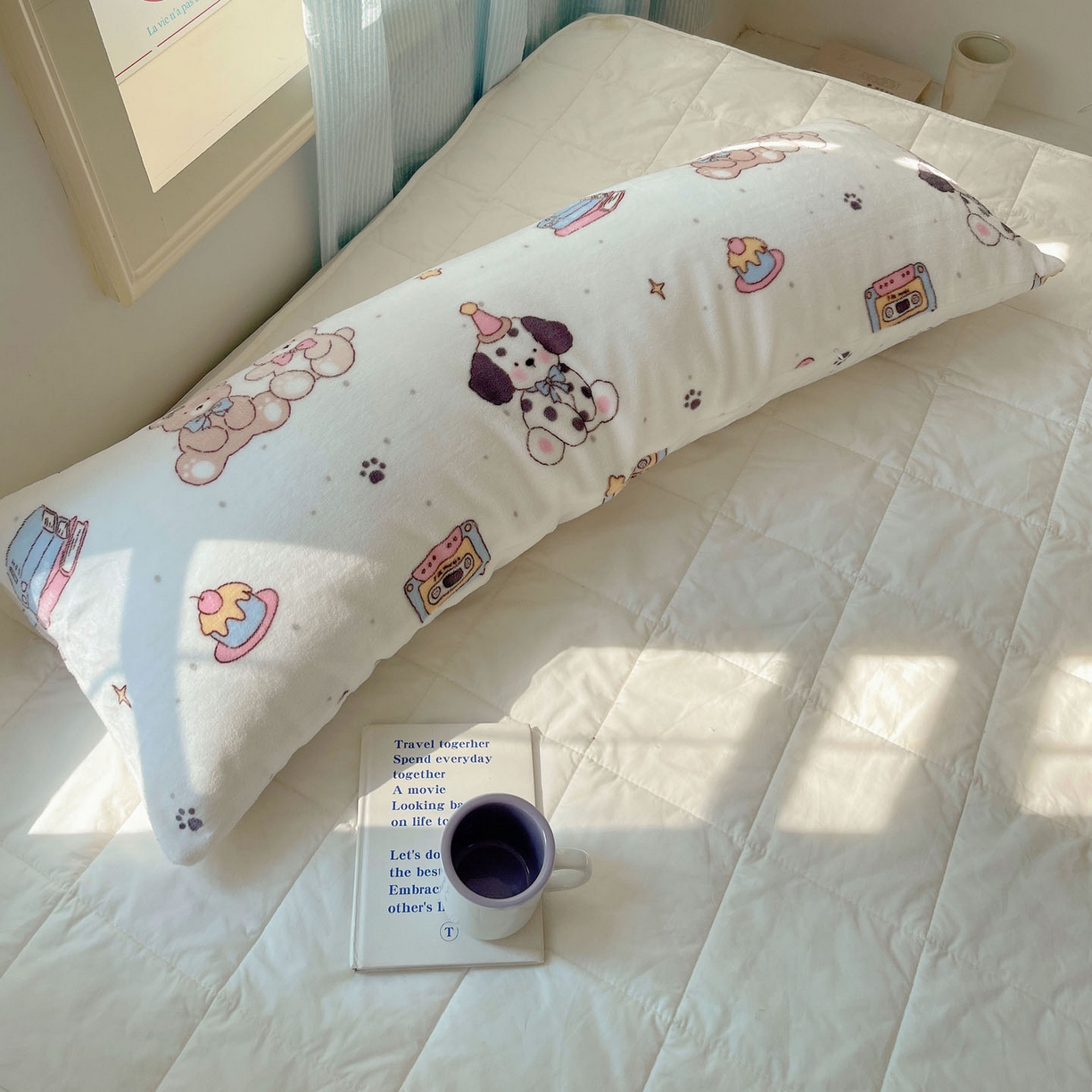 91家纺网 家纺一手货源 找家纺 六巷胡同 2025新款INS博主可爱风A类200g牛奶绒长条大抱枕 抱枕-磁带熊仔米