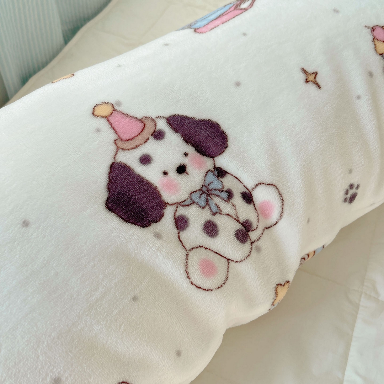 91家纺网 家纺一手货源 找家纺 六巷胡同 2025新款INS博主可爱风A类200g牛奶绒长条大抱枕 抱枕-磁带熊仔米