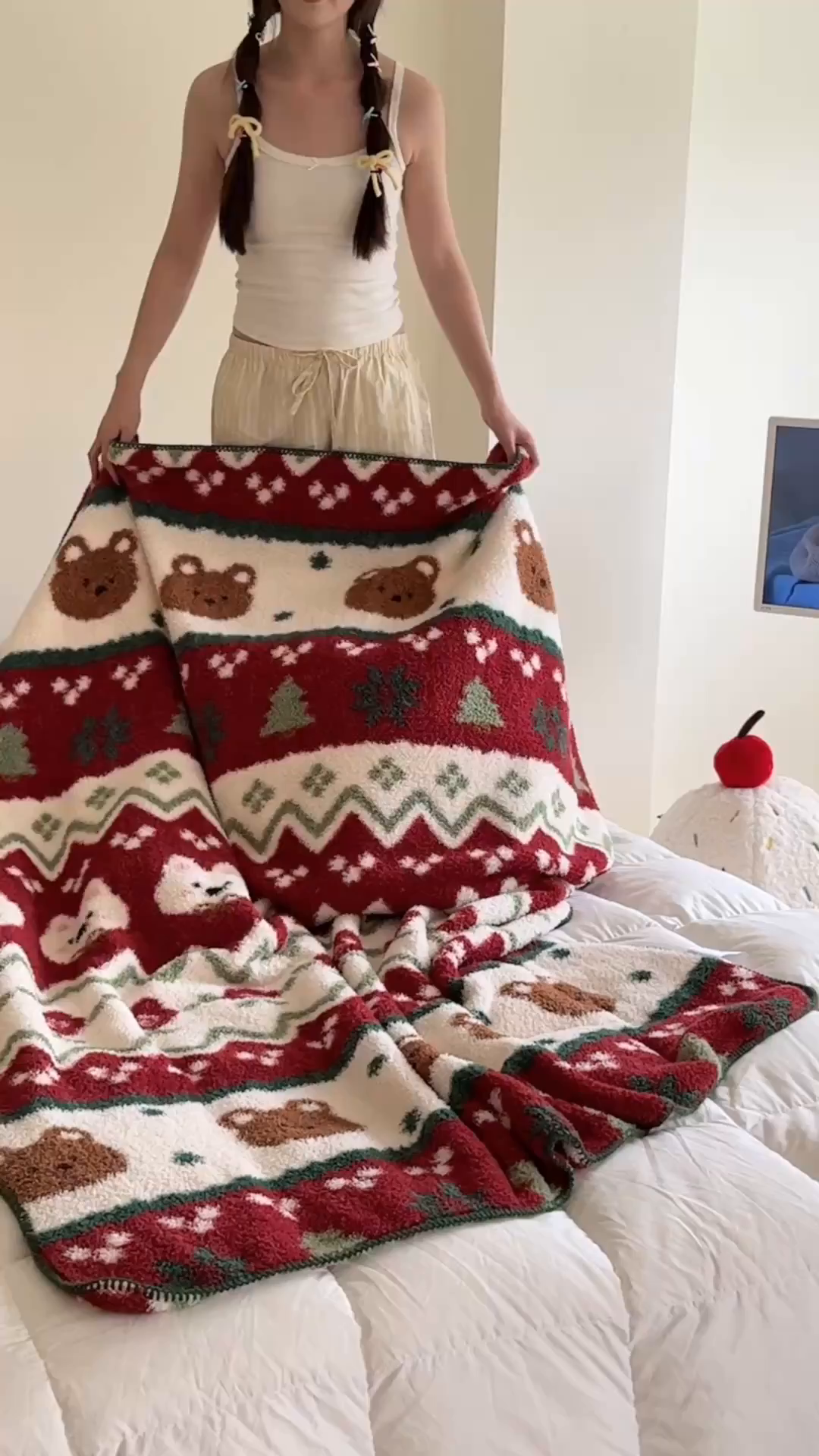 91家纺网 家纺一手货源 找家纺 舒隅家纺 2025新款A类卡通休闲半边绒三角针毛毯 森系萌宠-红