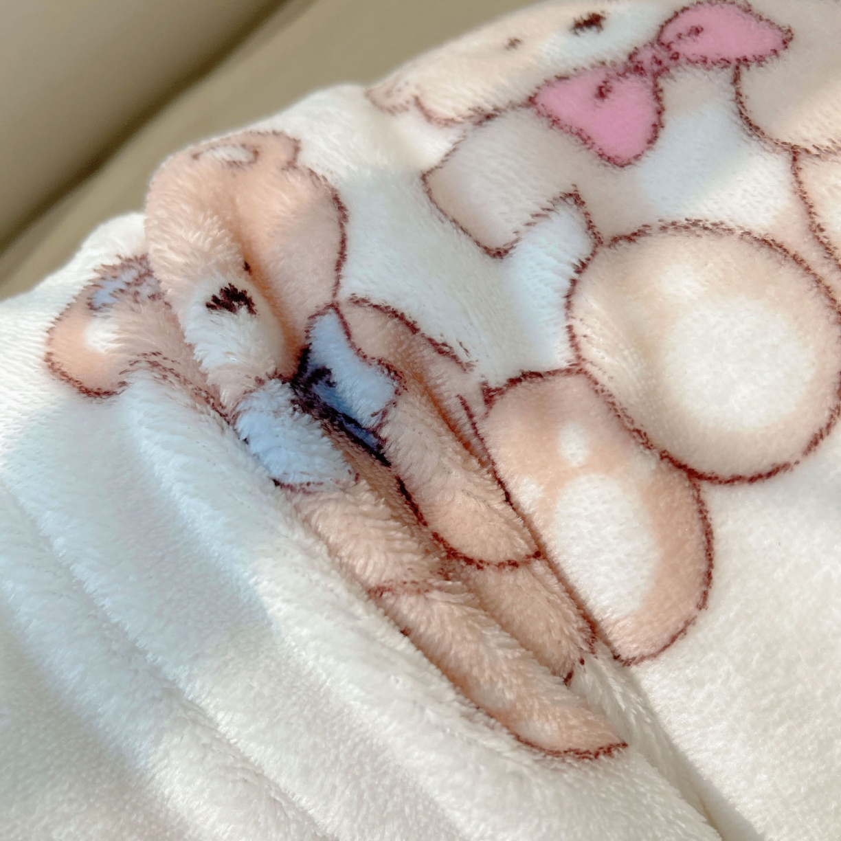 91家纺网 家纺一手货源 找家纺 六巷胡同 2025新款INS博主可爱风A类200g牛奶绒长条大抱枕 抱枕-磁带熊仔米