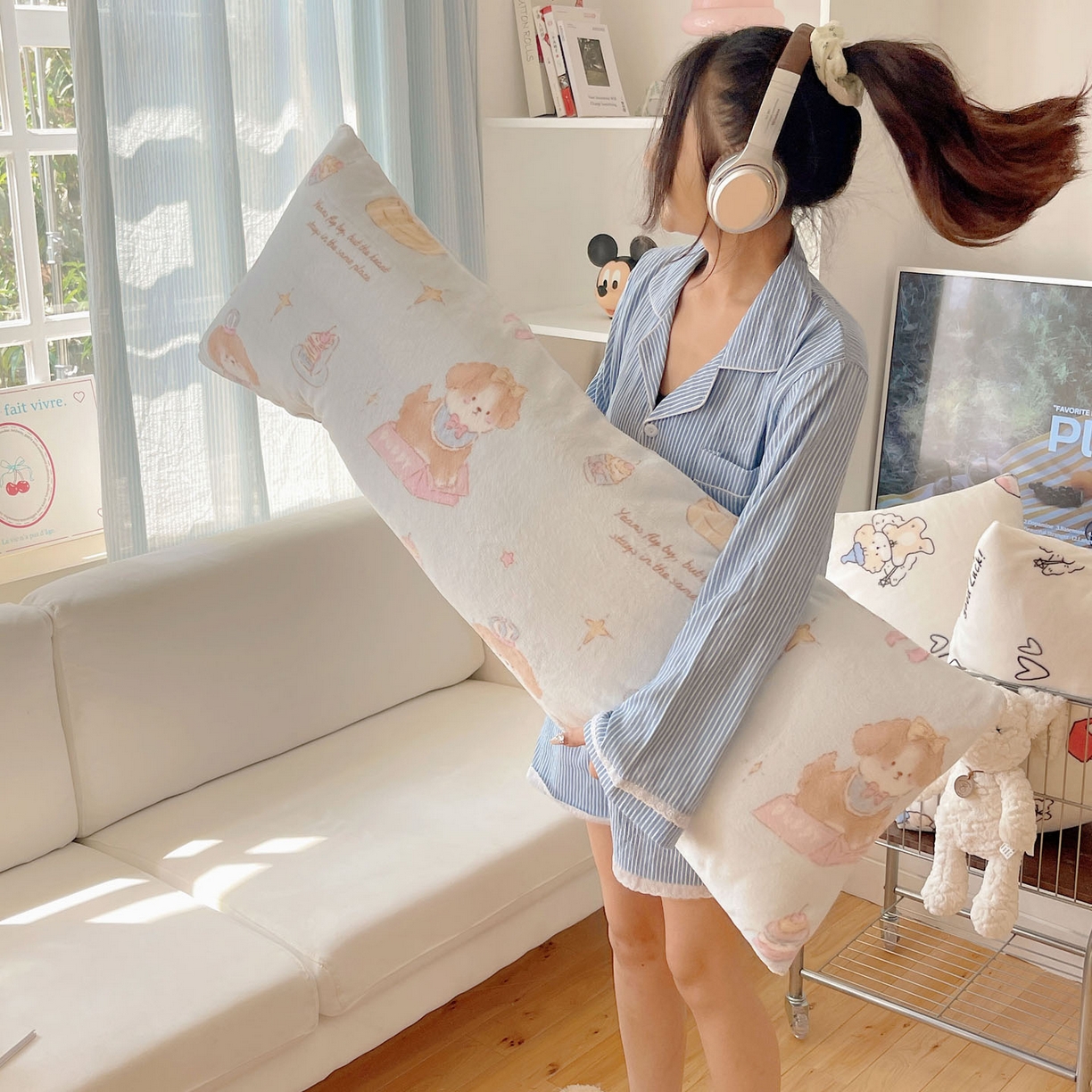 91家纺网 家纺一手货源 找家纺 六巷胡同 2025新款INS博主可爱风A类200g牛奶绒长条大抱枕 抱枕-蛋糕奶油犬