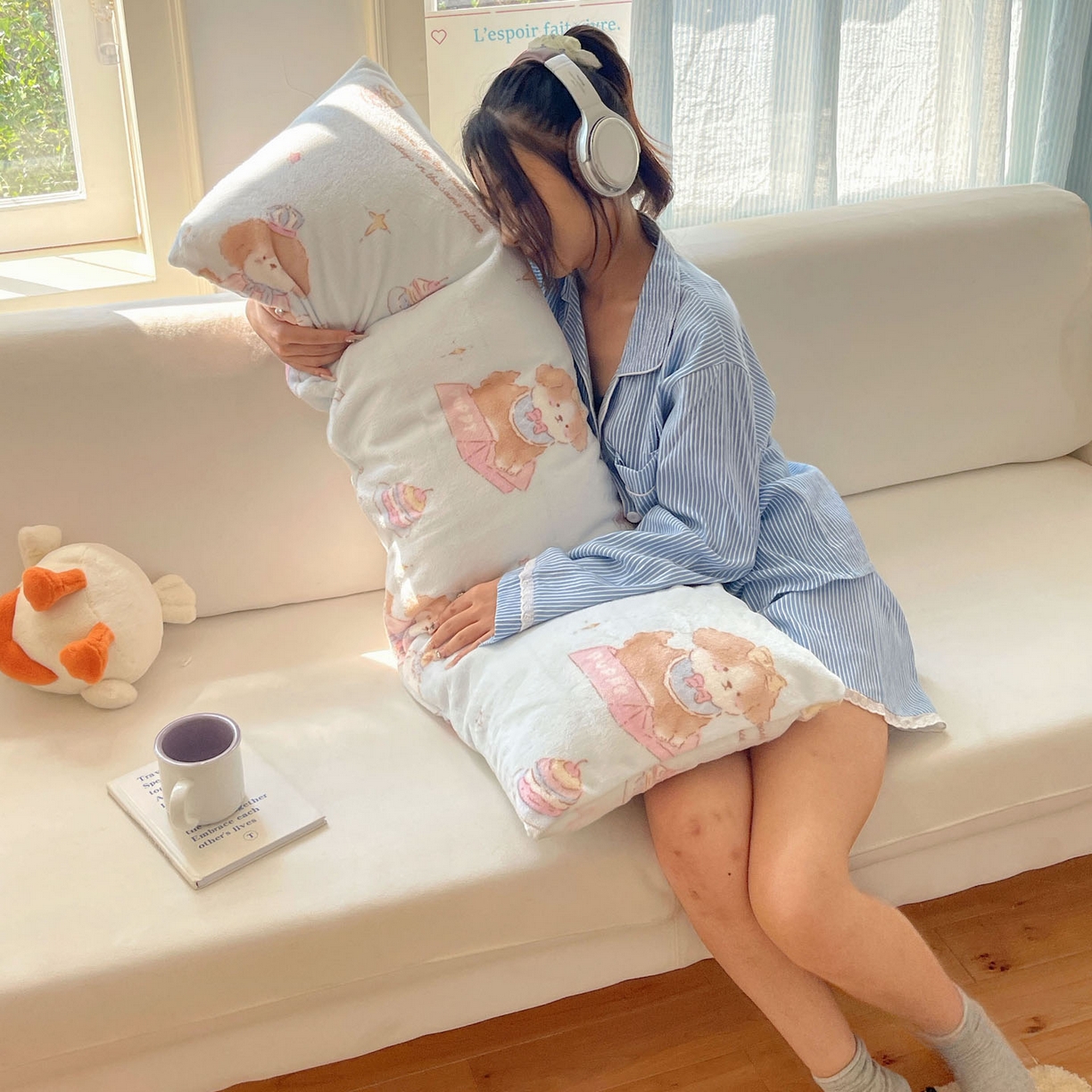 91家纺网 家纺一手货源 找家纺 六巷胡同 2025新款INS博主可爱风A类200g牛奶绒长条大抱枕 抱枕-蛋糕奶油犬