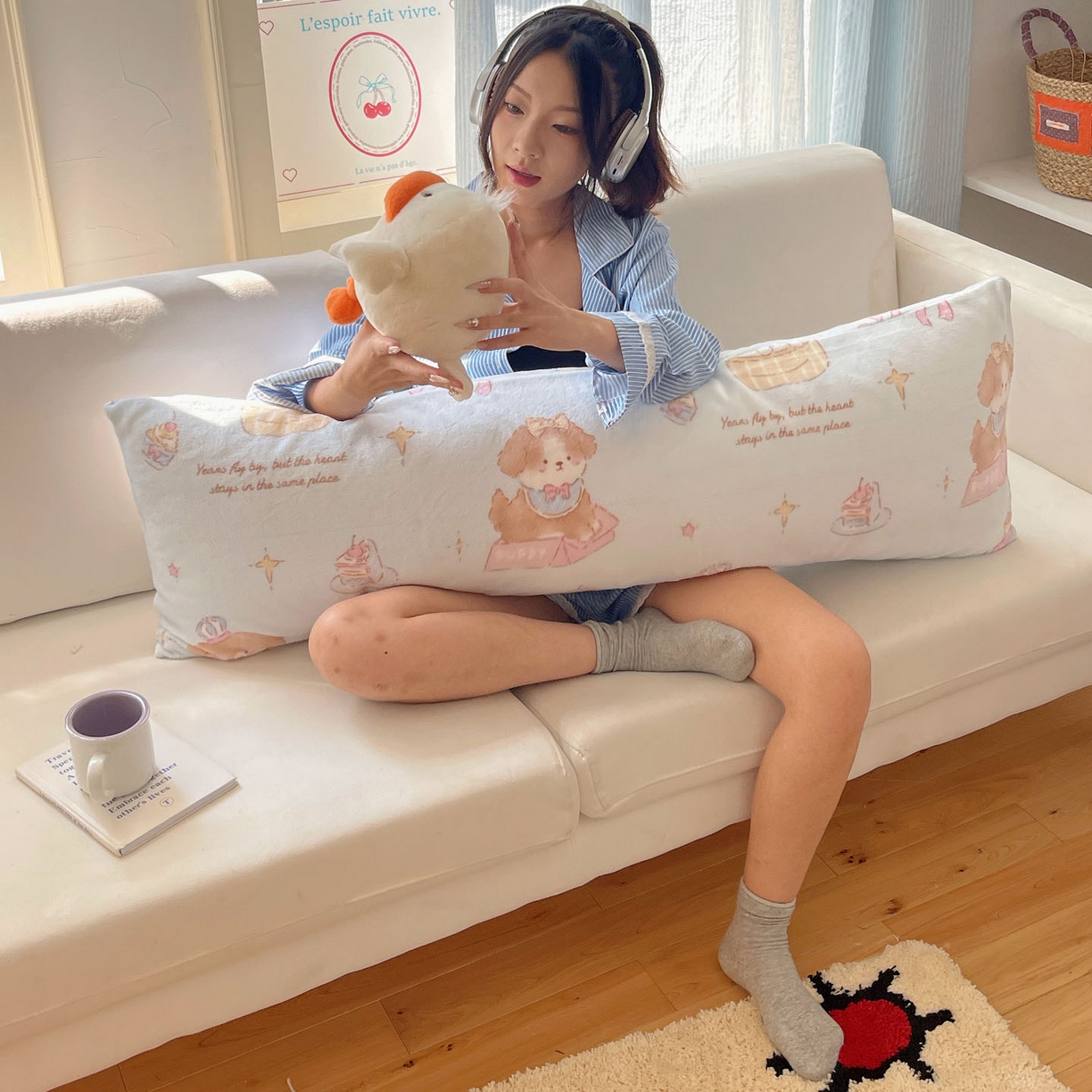 91家纺网 家纺一手货源 找家纺 六巷胡同 2025新款INS博主可爱风A类200g牛奶绒长条大抱枕 抱枕-蛋糕奶油犬