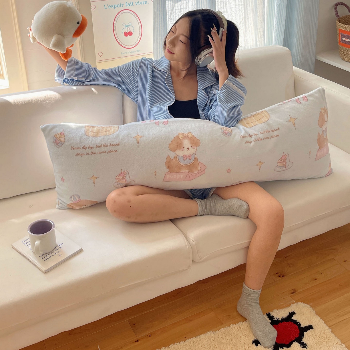 91家纺网 家纺一手货源 找家纺 六巷胡同 2025新款INS博主可爱风A类200g牛奶绒长条大抱枕 抱枕-蛋糕奶油犬