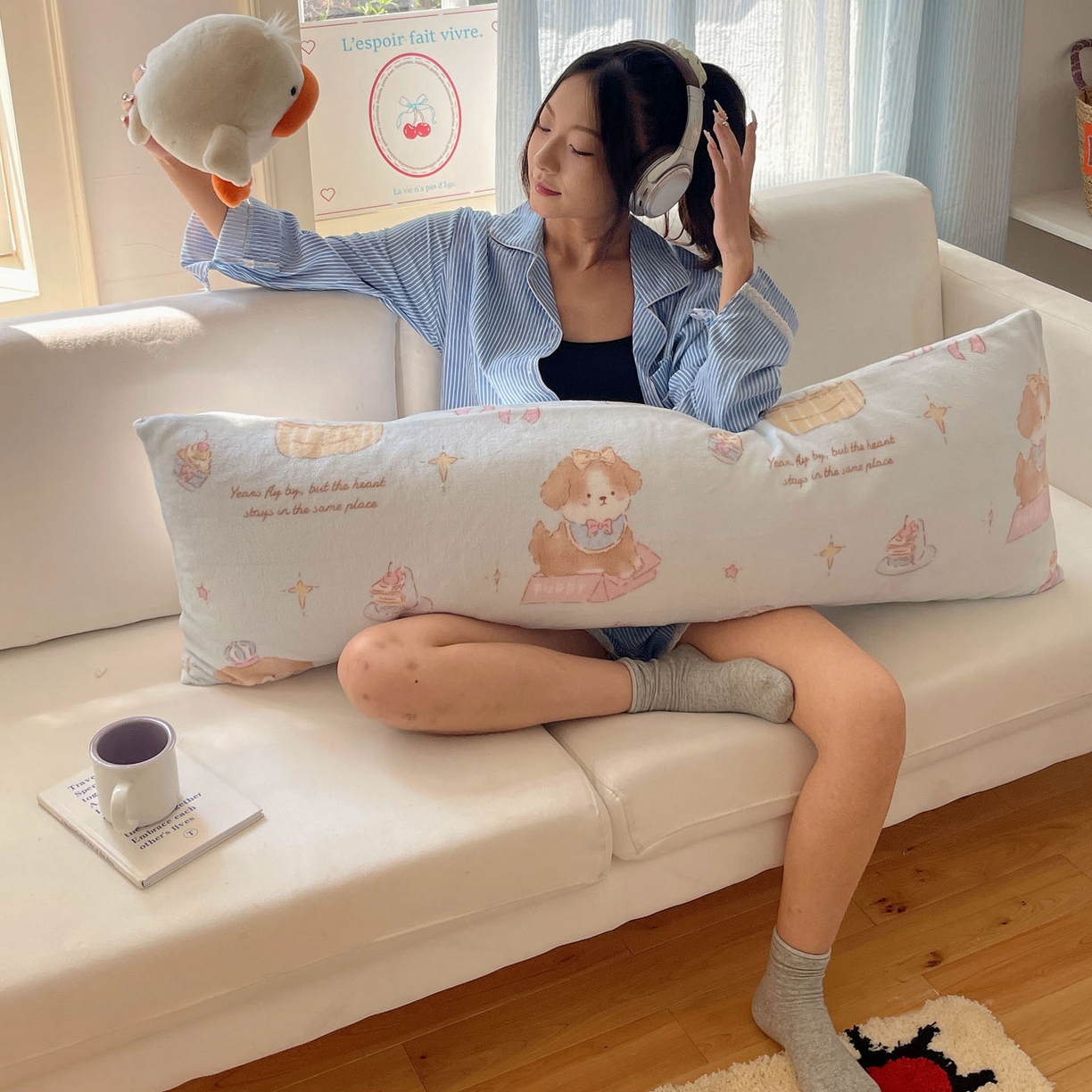 91家纺网 家纺一手货源 找家纺 六巷胡同 2025新款INS博主可爱风A类200g牛奶绒长条大抱枕 抱枕-蛋糕奶油犬