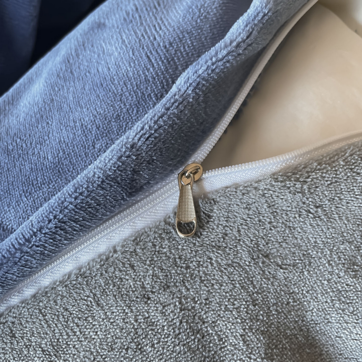 91家纺网 家纺一手货源 找家纺 ab家纺 2025新款纯色高克重牛奶绒双拼单被套 宾利蓝深灰