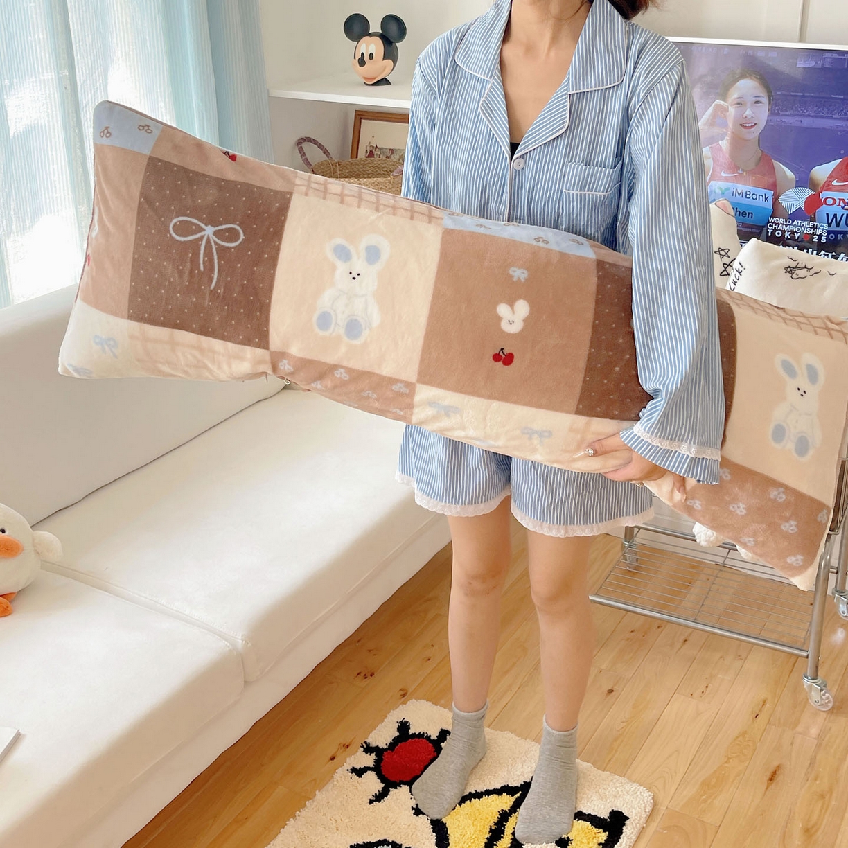 91家纺网 家纺一手货源 找家纺 六巷胡同 2025新款INS博主可爱风A类200g牛奶绒长条大抱枕 抱枕-格子美拉兔