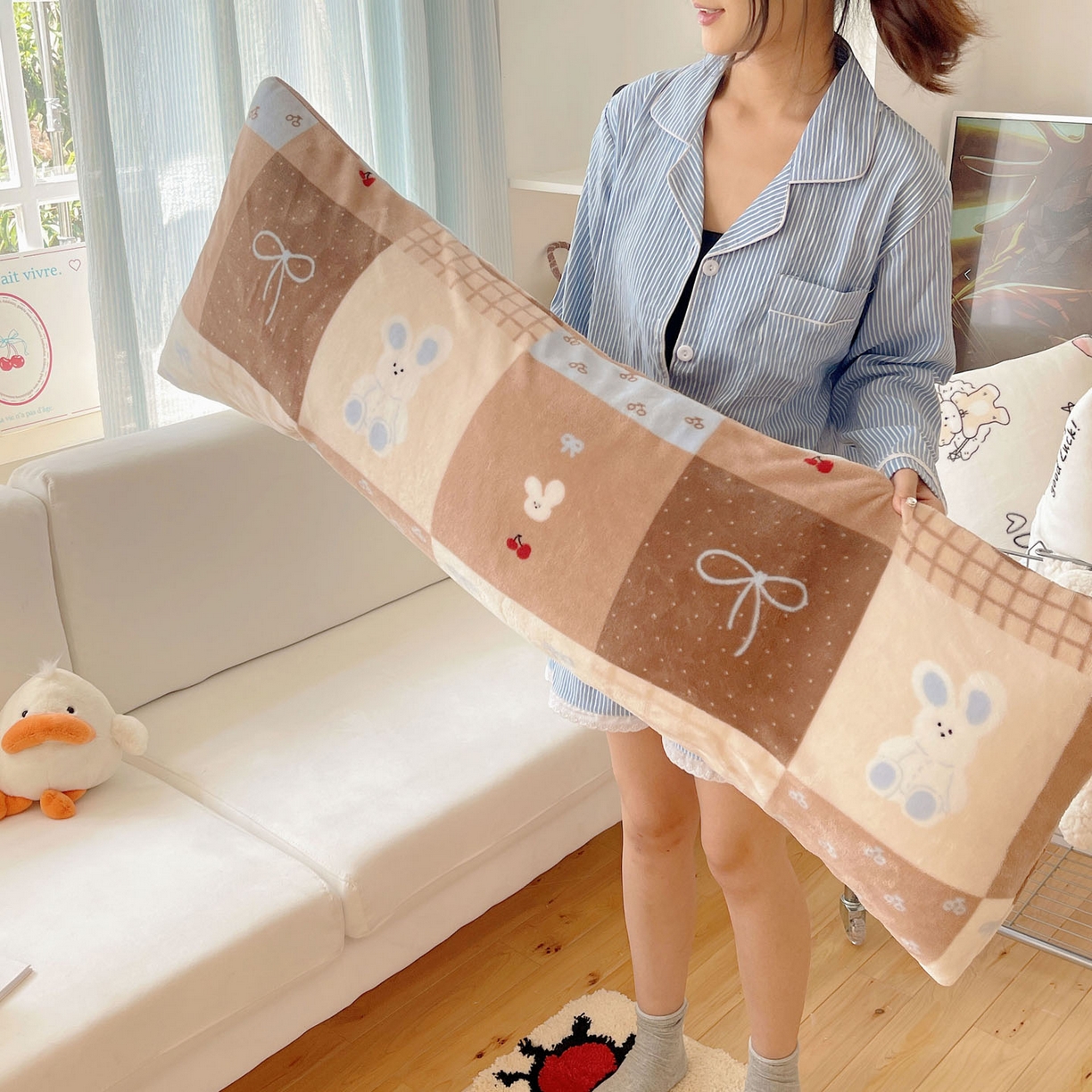 91家纺网 家纺一手货源 找家纺 六巷胡同 2025新款INS博主可爱风A类200g牛奶绒长条大抱枕 抱枕-格子美拉兔