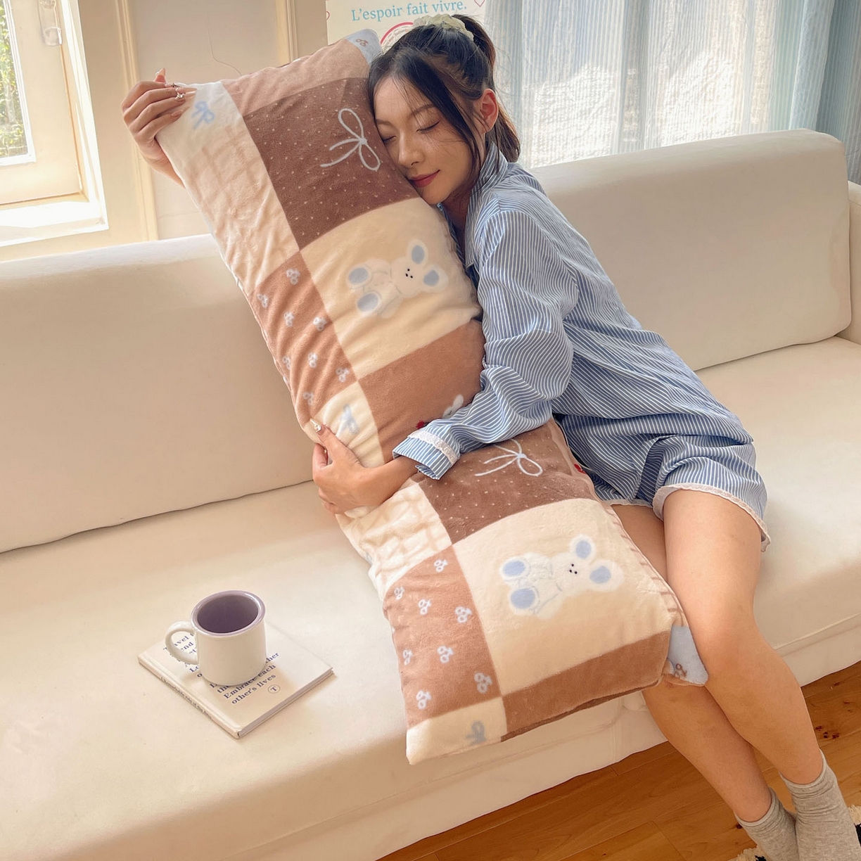 91家纺网 家纺一手货源 找家纺 六巷胡同 2025新款INS博主可爱风A类200g牛奶绒长条大抱枕 抱枕-格子美拉兔