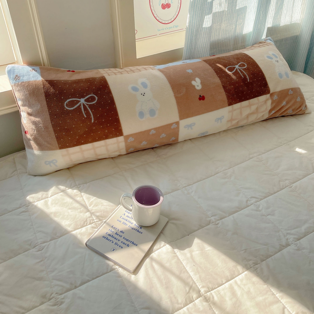 91家纺网 家纺一手货源 找家纺 六巷胡同 2025新款INS博主可爱风A类200g牛奶绒长条大抱枕 抱枕-格子美拉兔