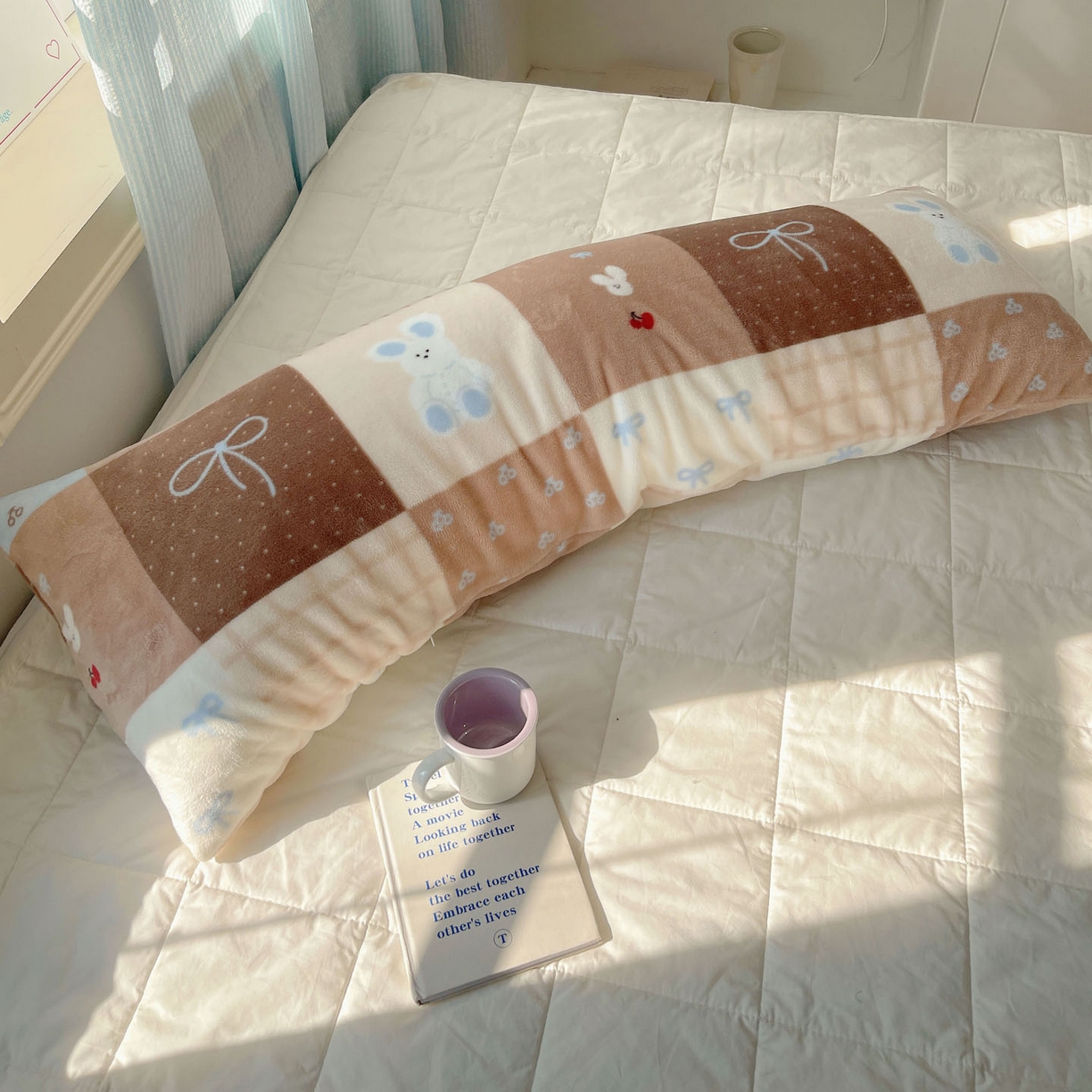 91家纺网 家纺一手货源 找家纺 六巷胡同 2025新款INS博主可爱风A类200g牛奶绒长条大抱枕 抱枕-格子美拉兔