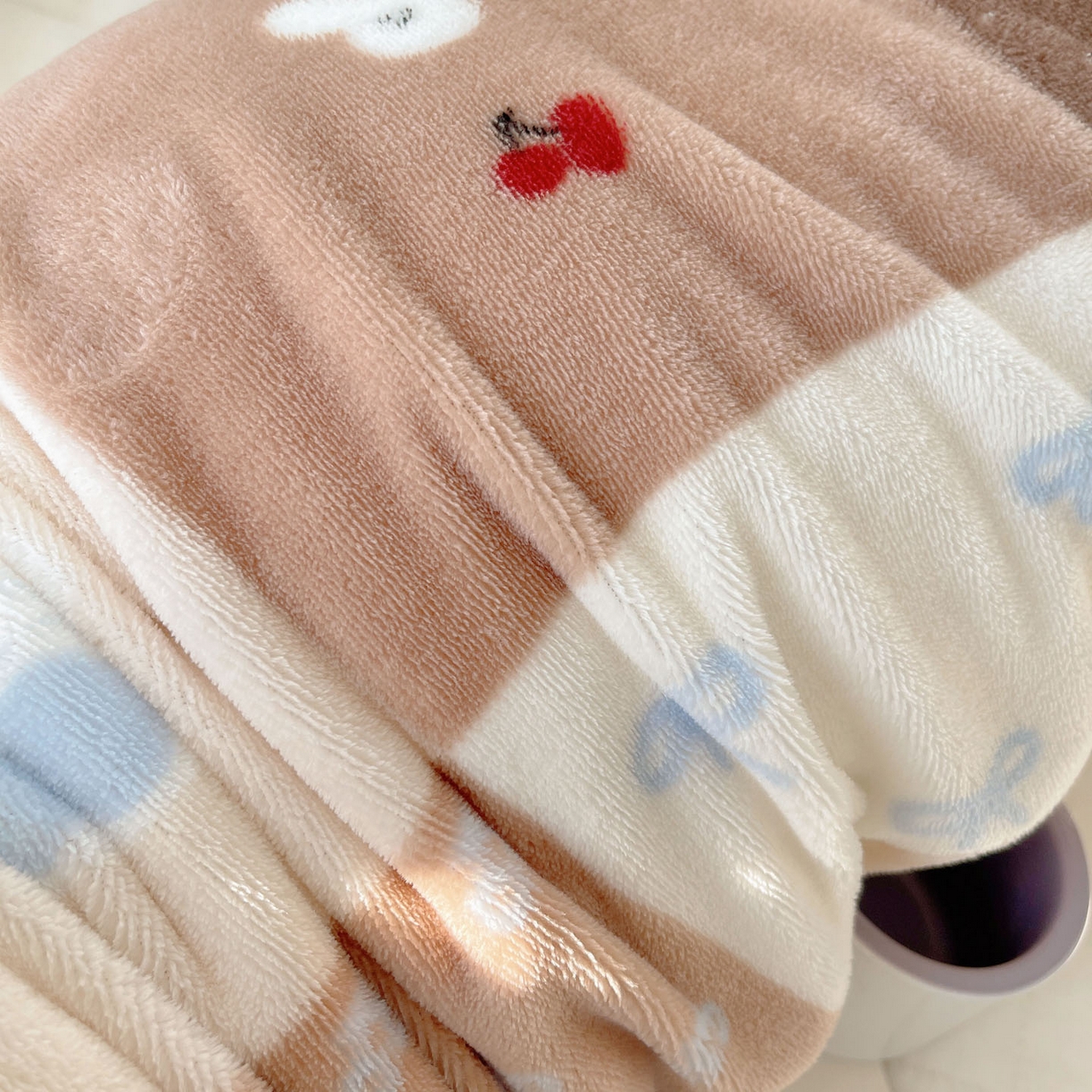 91家纺网 家纺一手货源 找家纺 六巷胡同 2025新款INS博主可爱风A类200g牛奶绒长条大抱枕 抱枕-格子美拉兔