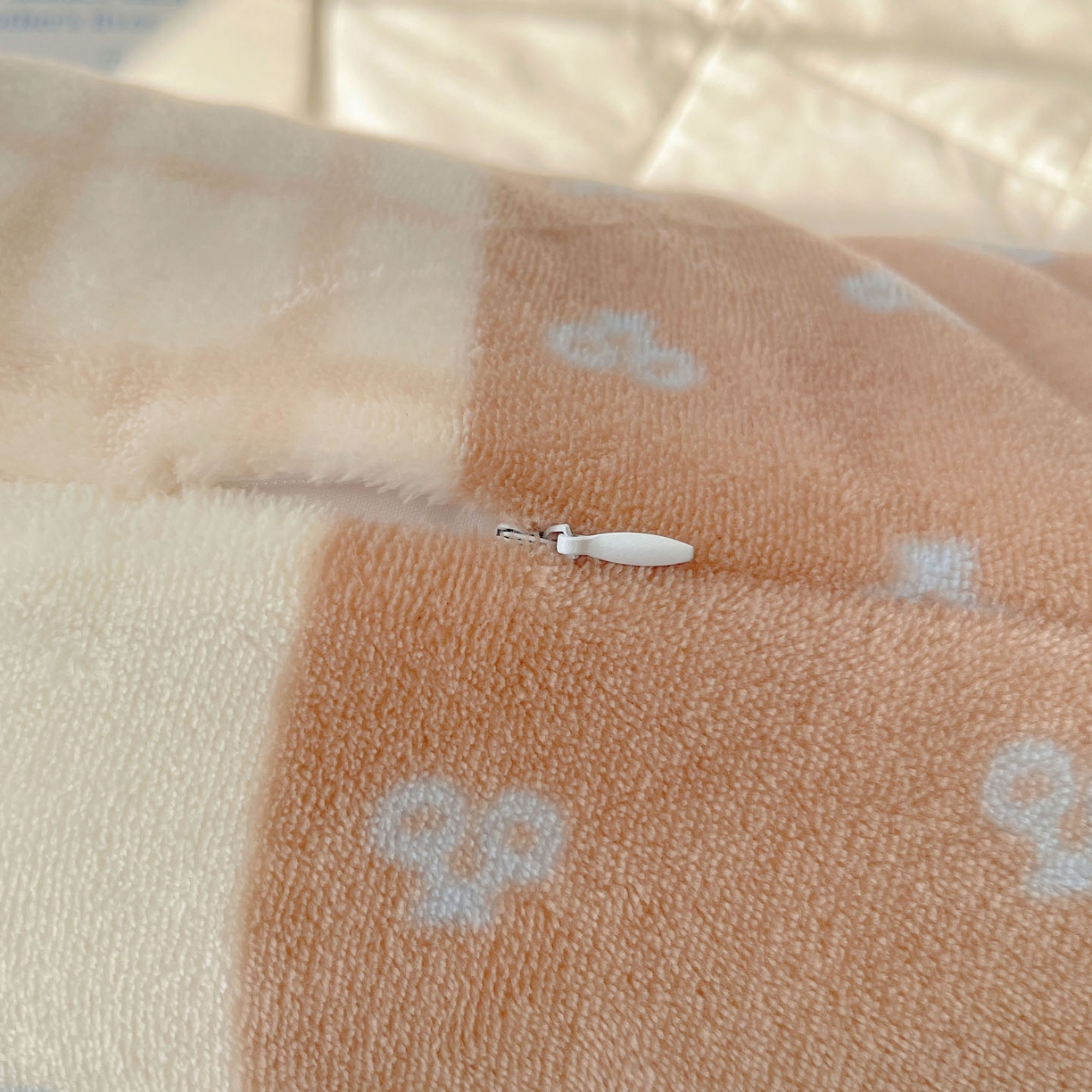 91家纺网 家纺一手货源 找家纺 六巷胡同 2025新款INS博主可爱风A类200g牛奶绒长条大抱枕 抱枕-格子美拉兔