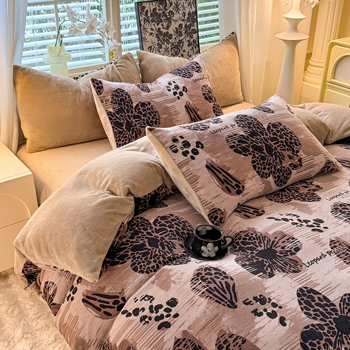 91家纺网 家纺一手货源 找家纺 九诺家纺 2025秋冬新款牛奶绒床单四件套【圆角吊边花边床单】 豹纹花语