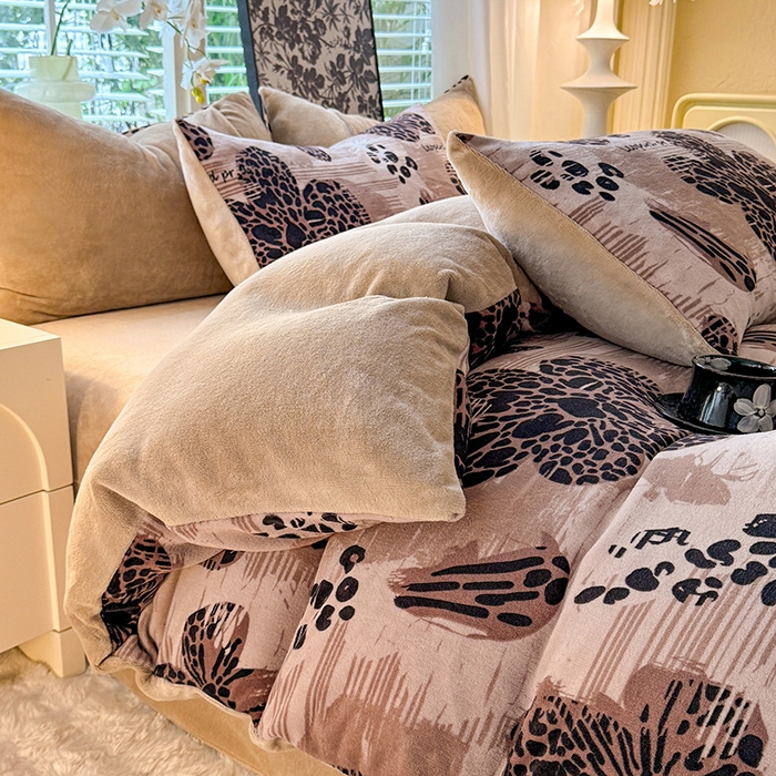 91家纺网 家纺一手货源 找家纺 九诺家纺 2025秋冬新款牛奶绒床单四件套【圆角吊边花边床单】 豹纹花语