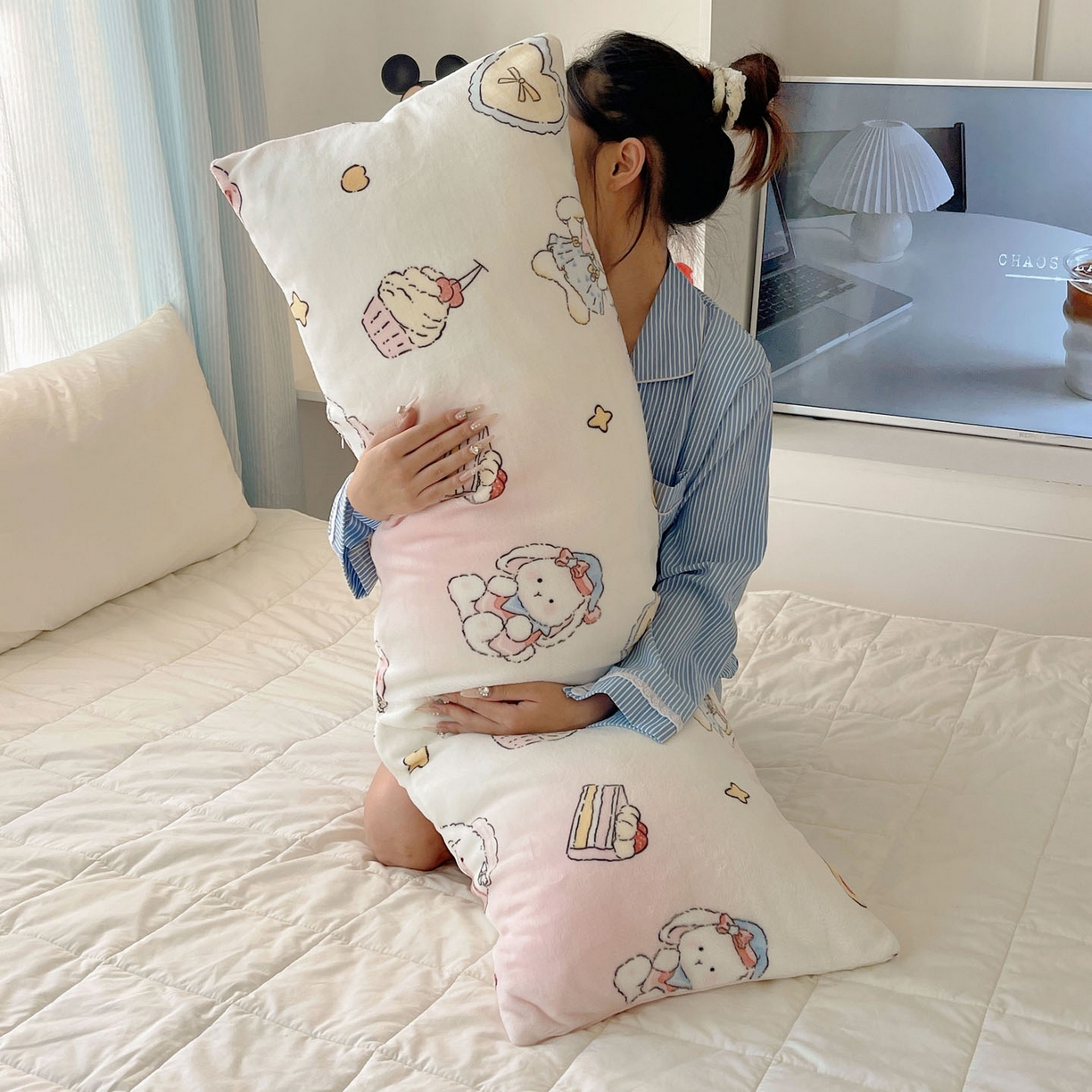 91家纺网 家纺一手货源 找家纺 六巷胡同 2025新款INS博主可爱风A类200g牛奶绒长条大抱枕 抱枕-海派甜心兔