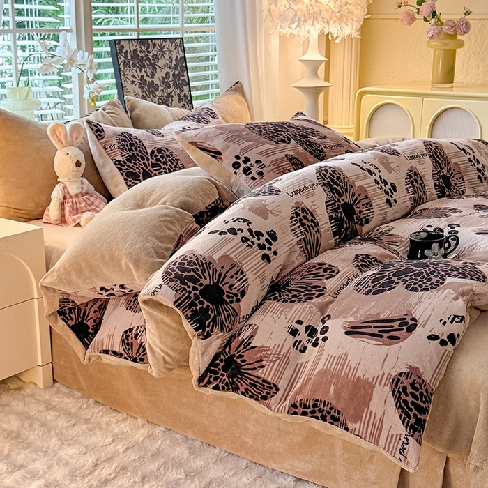 91家纺网 家纺一手货源 找家纺 九诺家纺 2025秋冬新款牛奶绒床单四件套【圆角吊边花边床单】 豹纹花语