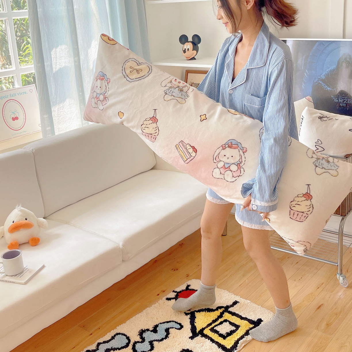 91家纺网 家纺一手货源 找家纺 六巷胡同 2025新款INS博主可爱风A类200g牛奶绒长条大抱枕 抱枕-海派甜心兔