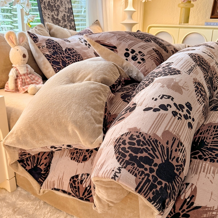 91家纺网 家纺一手货源 找家纺 九诺家纺 2025秋冬新款牛奶绒床单四件套【圆角吊边花边床单】 豹纹花语