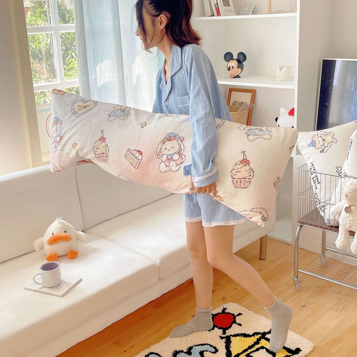 91家纺网 家纺一手货源 找家纺 六巷胡同 2025新款INS博主可爱风A类200g牛奶绒长条大抱枕 抱枕-海派甜心兔