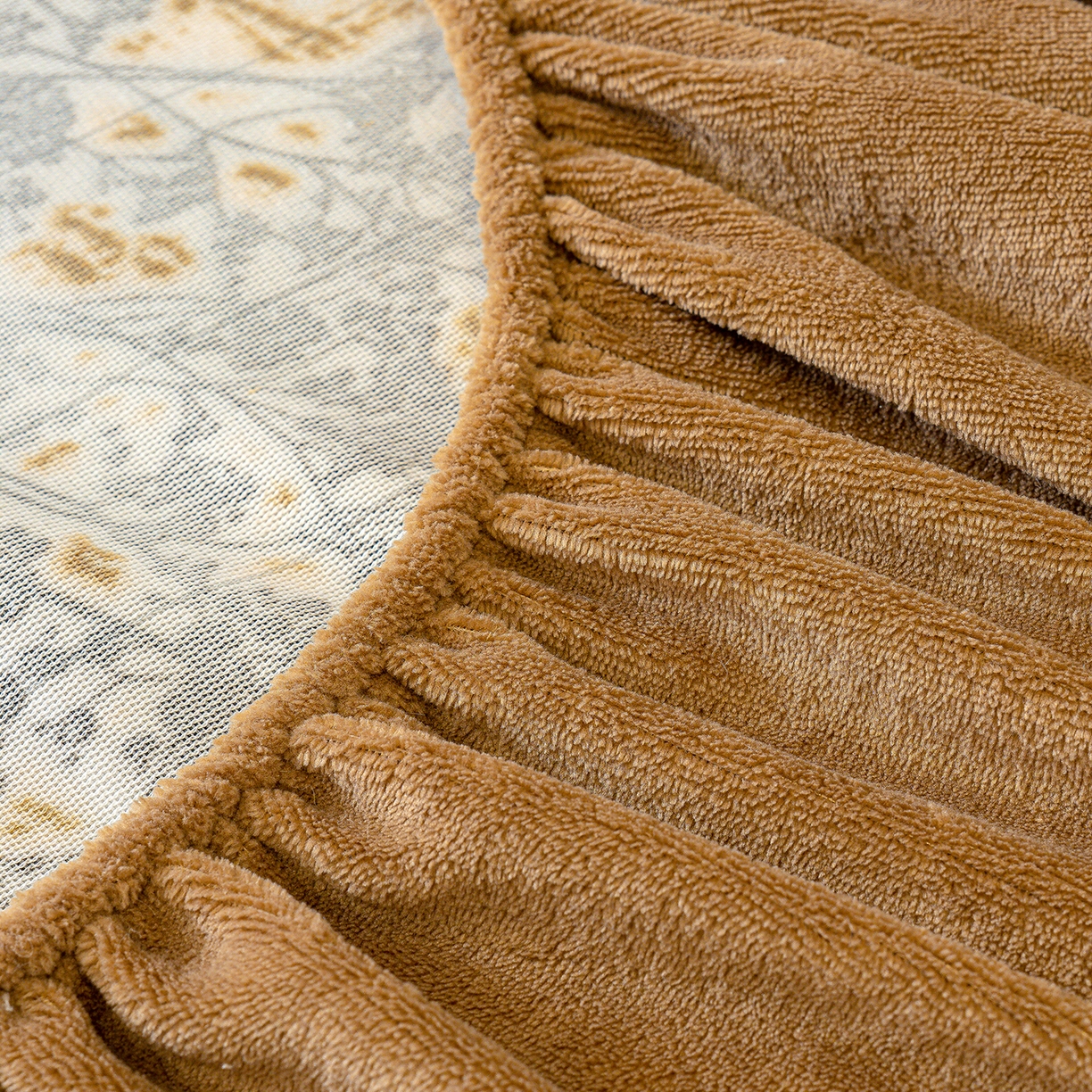 91家纺网 家纺一手货源 找家纺 鹿辉家居（原吉欧力） 2025新款牛奶绒雕花兔毛绒包边床笠 浪漫花枝