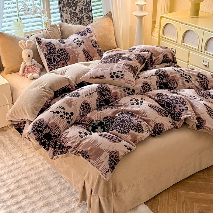 91家纺网 家纺一手货源 找家纺 九诺家纺 2025秋冬新款牛奶绒床单四件套【圆角吊边花边床单】 豹纹花语