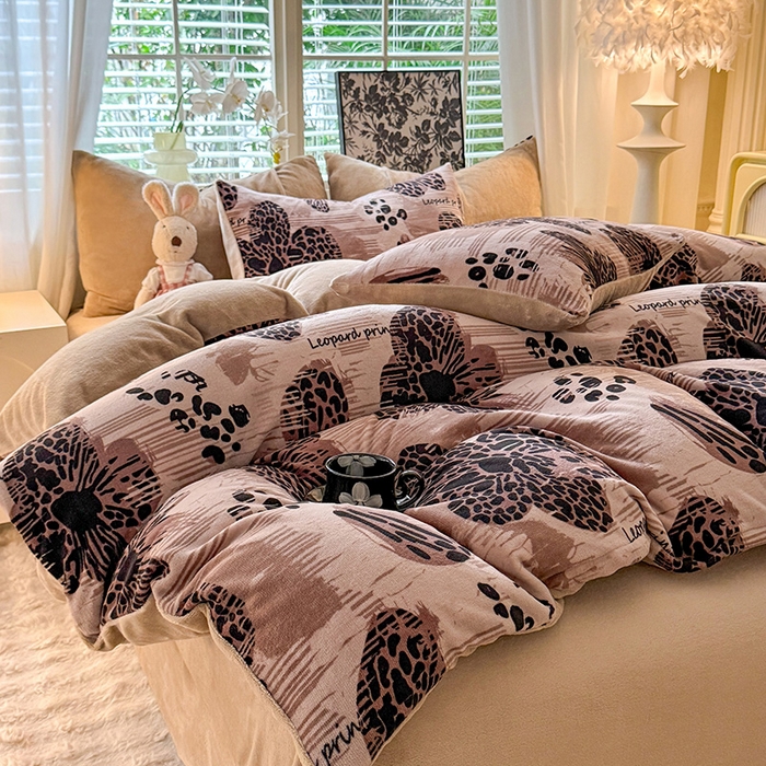 91家纺网 家纺一手货源 找家纺 九诺家纺 2025秋冬新款牛奶绒床单四件套【圆角吊边花边床单】 豹纹花语