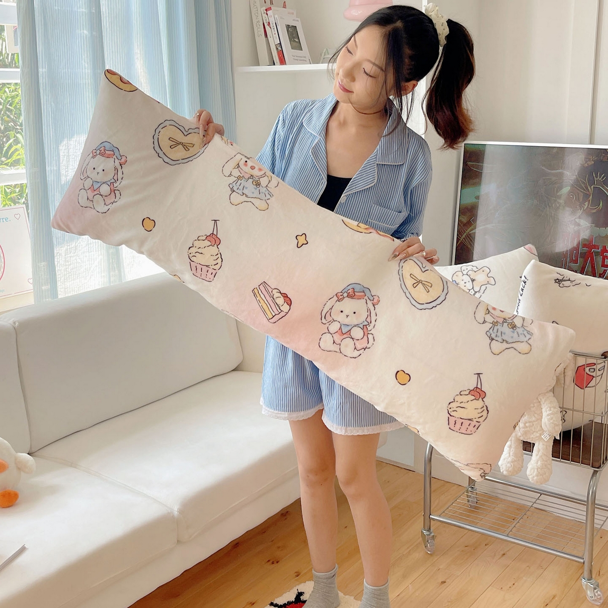 91家纺网 家纺一手货源 找家纺 六巷胡同 2025新款INS博主可爱风A类200g牛奶绒长条大抱枕 抱枕-海派甜心兔