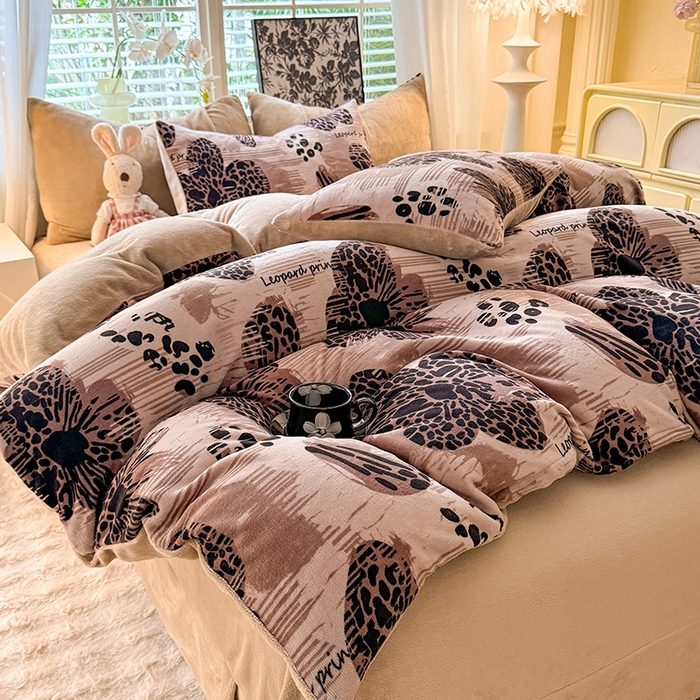 91家纺网 家纺一手货源 找家纺 九诺家纺 2025秋冬新款牛奶绒床单四件套【圆角吊边花边床单】 豹纹花语