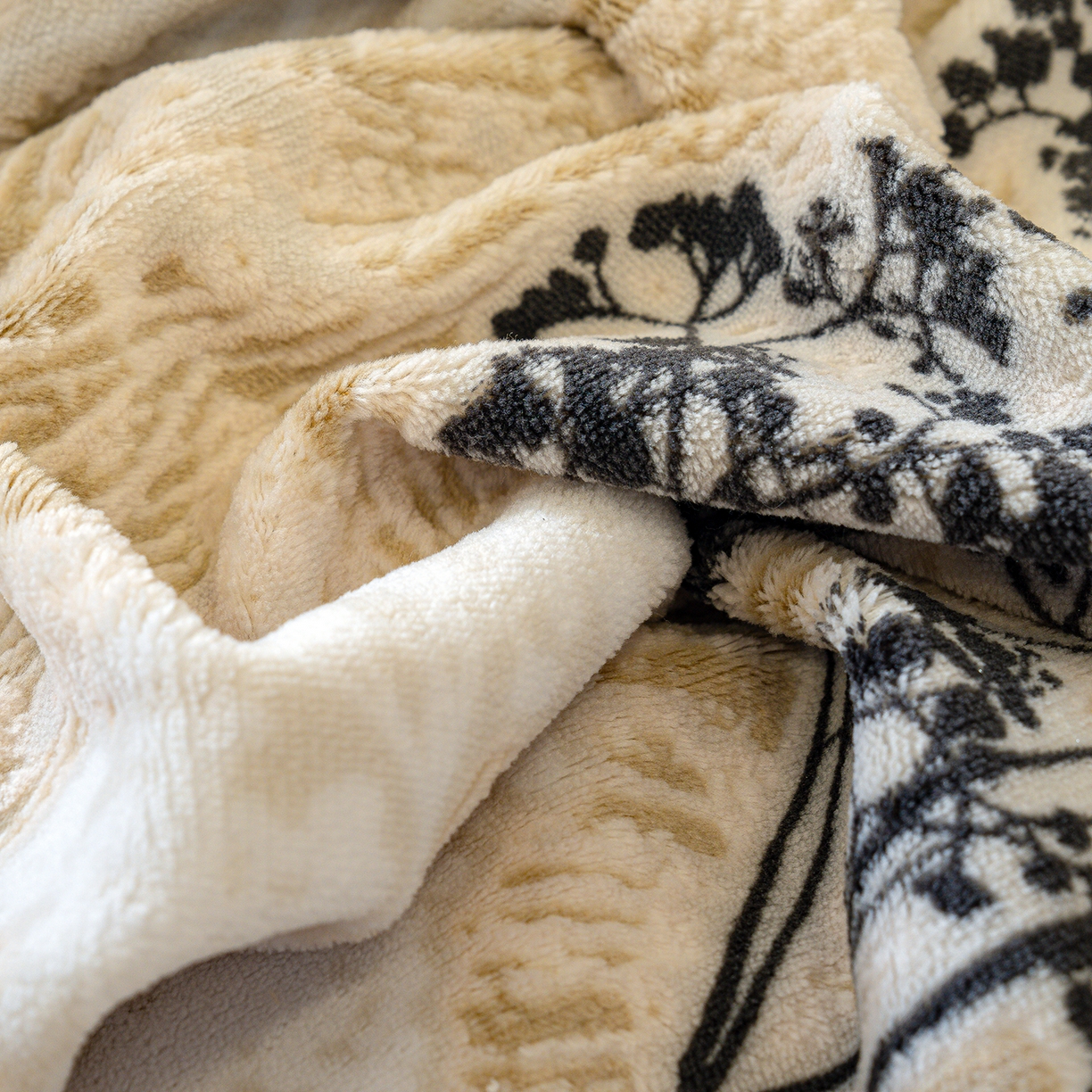 91家纺网 家纺一手货源 找家纺 鹿辉家居（原吉欧力） 2025新款牛奶绒雕花兔毛绒包边床笠 浪漫花枝