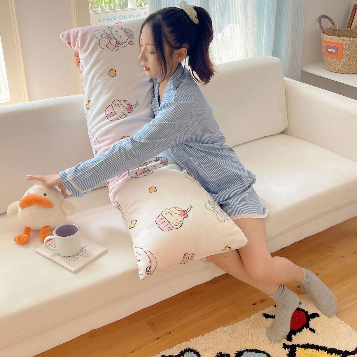 91家纺网 家纺一手货源 找家纺 六巷胡同 2025新款INS博主可爱风A类200g牛奶绒长条大抱枕 抱枕-海派甜心兔