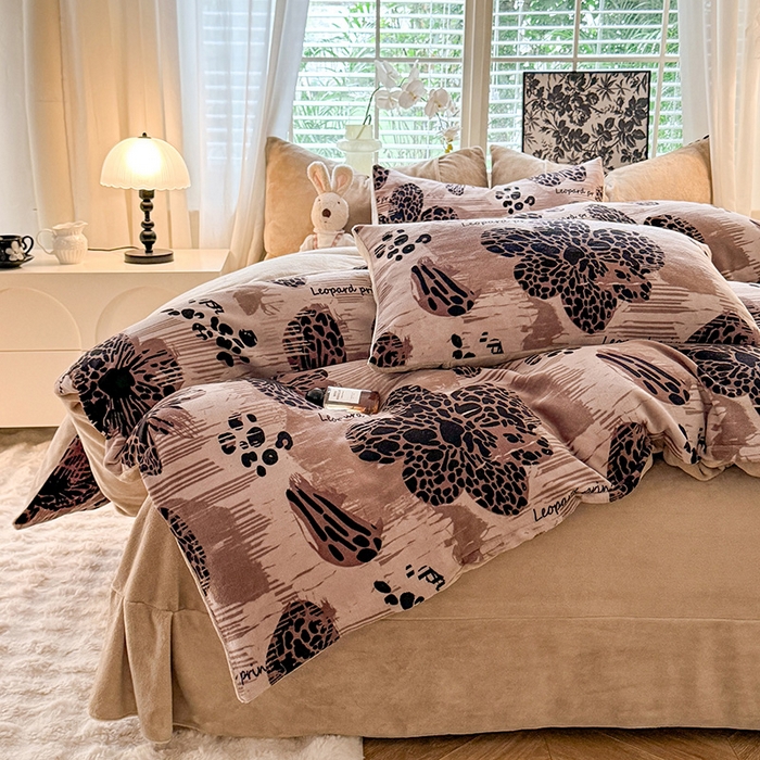 91家纺网 家纺一手货源 找家纺 九诺家纺 2025秋冬新款牛奶绒床单四件套【圆角吊边花边床单】 豹纹花语