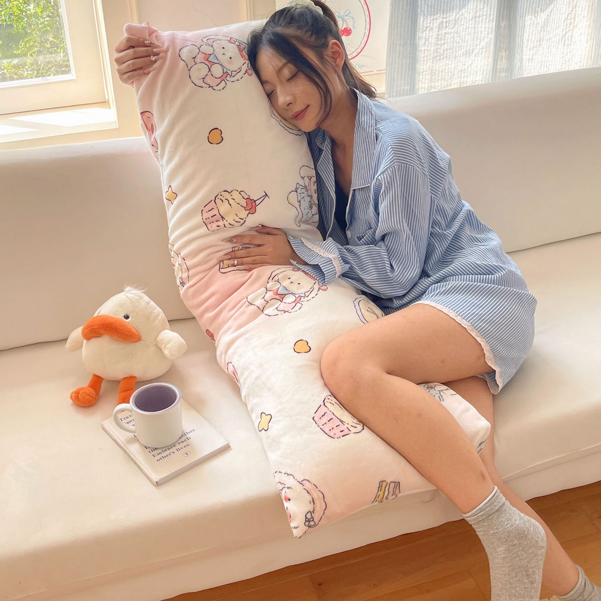 91家纺网 家纺一手货源 找家纺 六巷胡同 2025新款INS博主可爱风A类200g牛奶绒长条大抱枕 抱枕-海派甜心兔