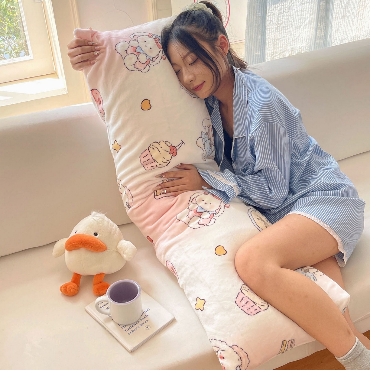 91家纺网 家纺一手货源 找家纺 六巷胡同 2025新款INS博主可爱风A类200g牛奶绒长条大抱枕 抱枕-海派甜心兔