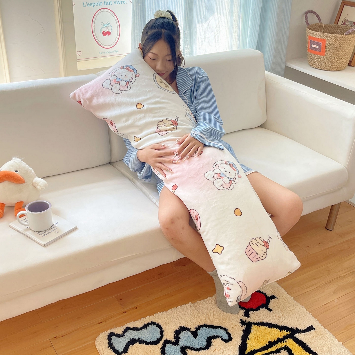 91家纺网 家纺一手货源 找家纺 六巷胡同 2025新款INS博主可爱风A类200g牛奶绒长条大抱枕 抱枕-海派甜心兔