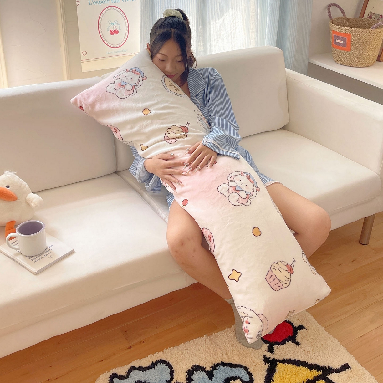 91家纺网 家纺一手货源 找家纺 六巷胡同 2025新款INS博主可爱风A类200g牛奶绒长条大抱枕 抱枕-海派甜心兔