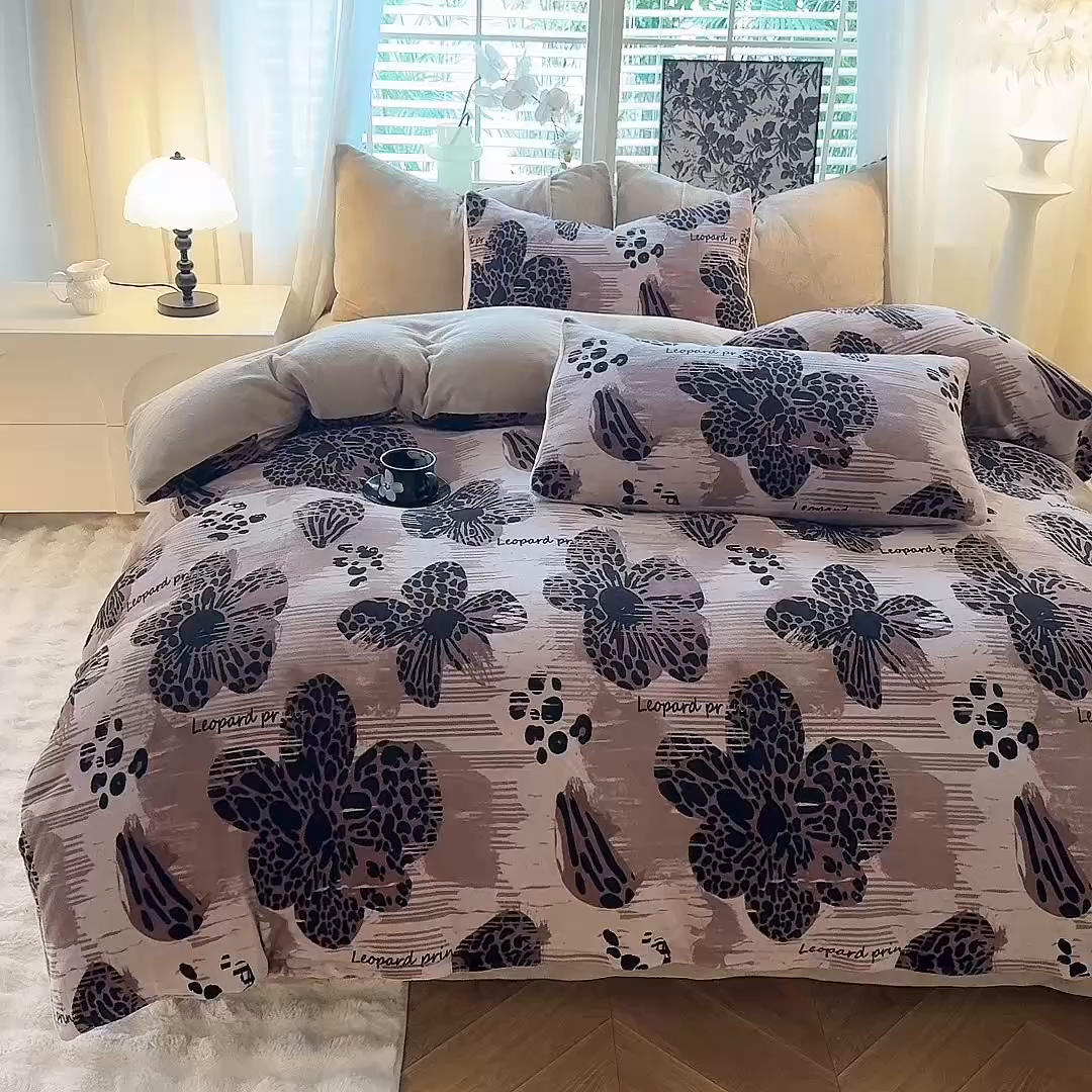 91家纺网 家纺一手货源 找家纺 九诺家纺 2025秋冬新款牛奶绒床单四件套【圆角吊边花边床单】 豹纹花语