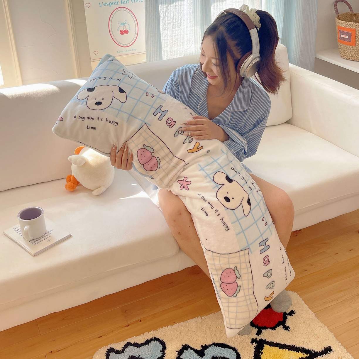 91家纺网 家纺一手货源 找家纺 六巷胡同 2025新款INS博主可爱风A类200g牛奶绒长条大抱枕 抱枕-假日露营记