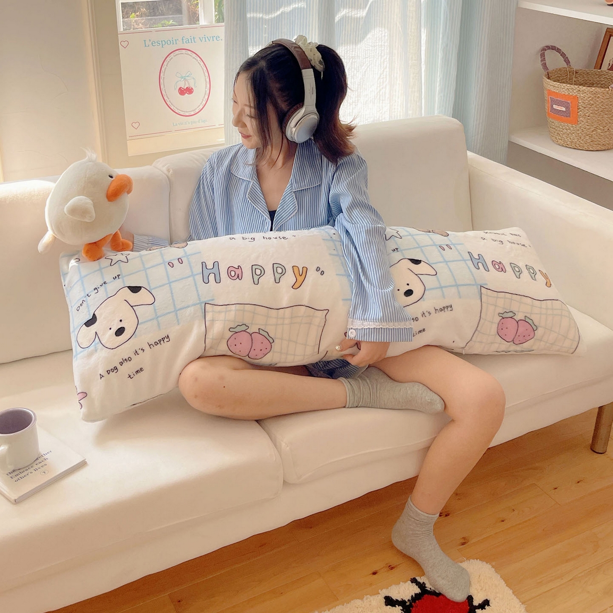 91家纺网 家纺一手货源 找家纺 六巷胡同 2025新款INS博主可爱风A类200g牛奶绒长条大抱枕 抱枕-假日露营记